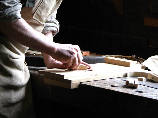 Nacemos de la influencia y formación  heredada en el sector de la <strong>carpintería de madera y ebanistería  en Cañamero.</strong>